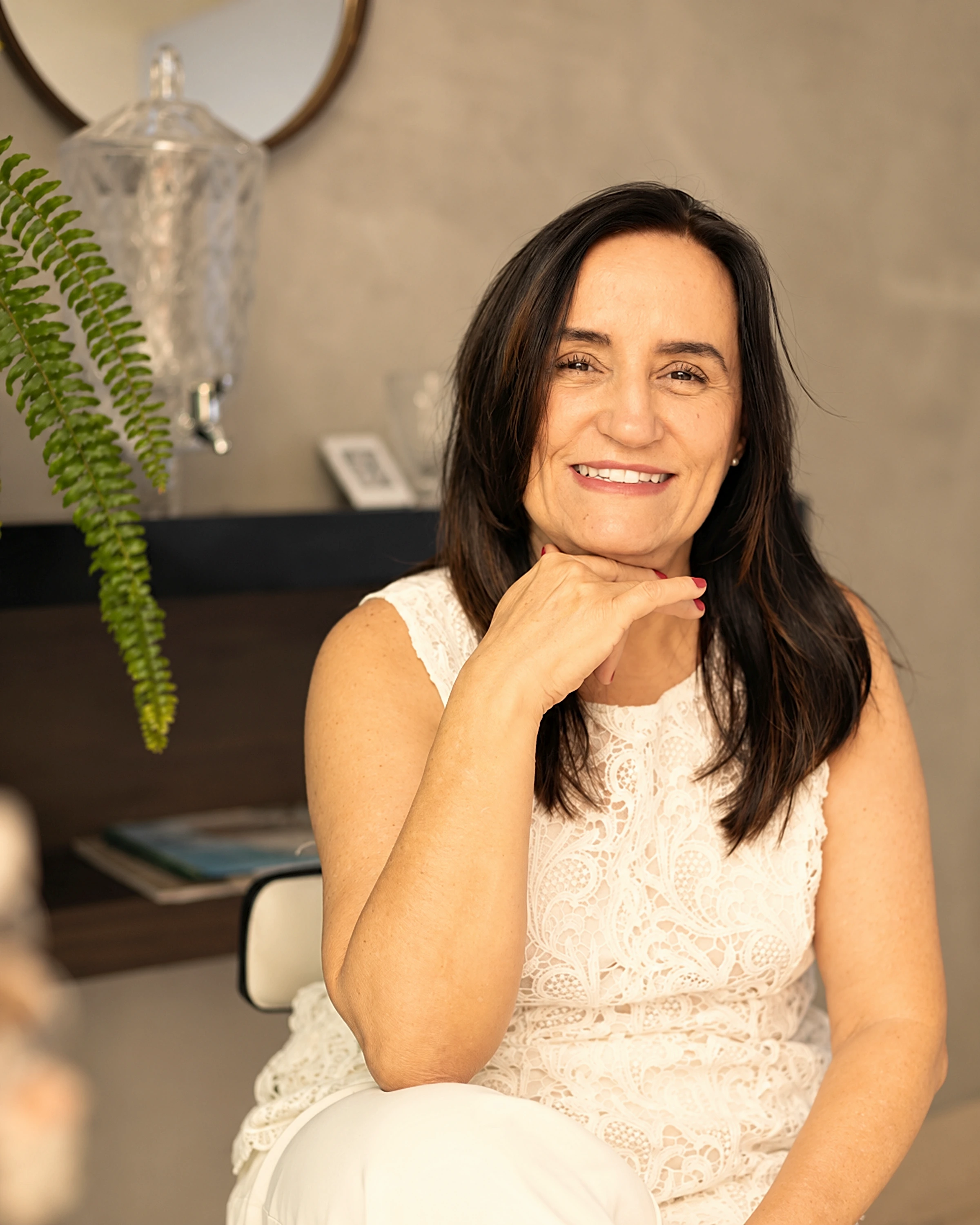 Rosemary Vidal, esteticista em Ipatinga, sorrindo em seu espaço de atendimento